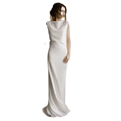 VESTIDO DE NOIVA EM CETIM,COM ALÇAS  FINAS E ELEGANTE.