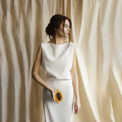VESTIDO DE NOIVA EM CETIM,COM ALÇAS  FINAS E ELEGANTE.