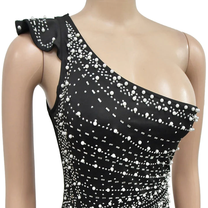 VESTIDO DE  PEROLAS E STRASS,DE OMBRO UNICO.