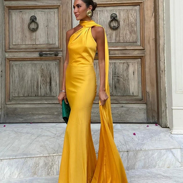 VESTIDO LONGO ELEGANTE EM CETIM,SEM MANGAS, ABERTO NAS COSTAS COM CACHECOL FINO DE AJUSTE