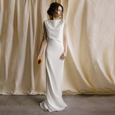 VESTIDO DE NOIVA EM CETIM,COM ALÇAS  FINAS E ELEGANTE.