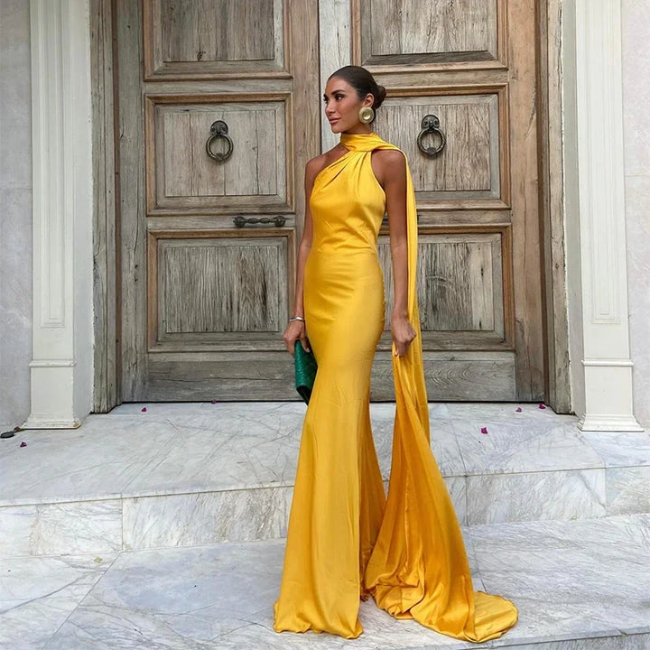 VESTIDO LONGO ELEGANTE EM CETIM,SEM MANGAS, ABERTO NAS COSTAS COM CACHECOL FINO DE AJUSTE