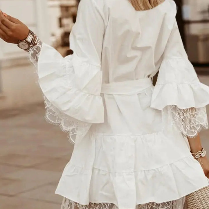 VESTIDO CURTO ELEGANTE DE RENDA COM DECOTE EM V DA CELMIA