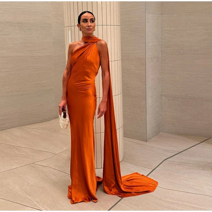 VESTIDO LONGO ELEGANTE EM CETIM,SEM MANGAS, ABERTO NAS COSTAS COM CACHECOL FINO DE AJUSTE