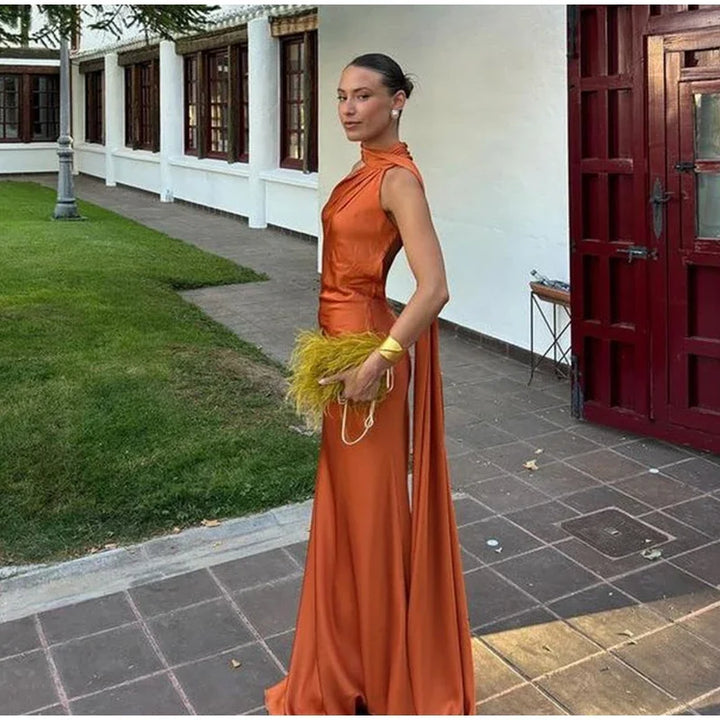 VESTIDO LONGO ELEGANTE EM CETIM,SEM MANGAS, ABERTO NAS COSTAS COM CACHECOL FINO DE AJUSTE