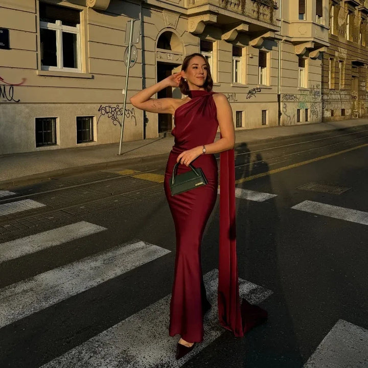 VESTIDO LONGO ELEGANTE EM CETIM,SEM MANGAS, ABERTO NAS COSTAS COM CACHECOL FINO DE AJUSTE