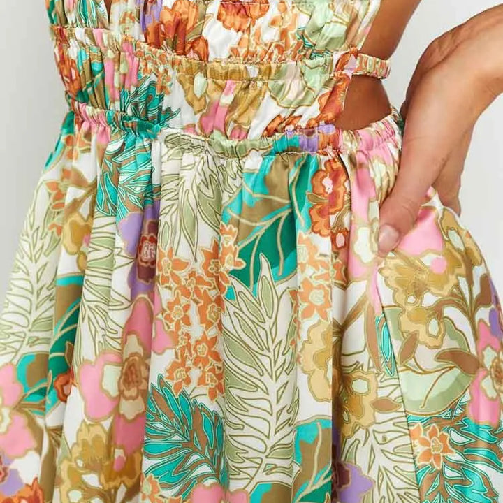 MINI VESTIDO SEXY,COM ABERTURA NAS COSTAS EM DECOTE EM V E COM ESTAMPA DE FLORES