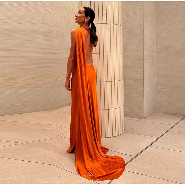 VESTIDO LONGO ELEGANTE EM CETIM,SEM MANGAS, ABERTO NAS COSTAS COM CACHECOL FINO DE AJUSTE