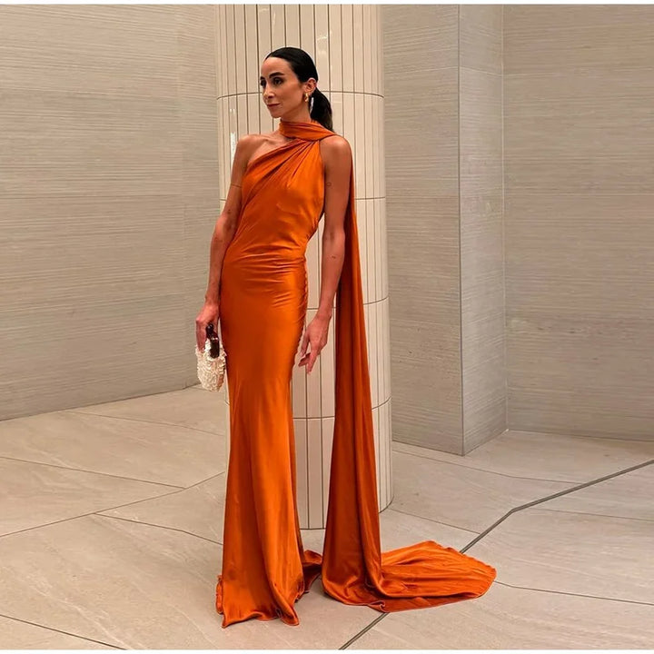 VESTIDO LONGO ELEGANTE EM CETIM,SEM MANGAS, ABERTO NAS COSTAS COM CACHECOL FINO DE AJUSTE